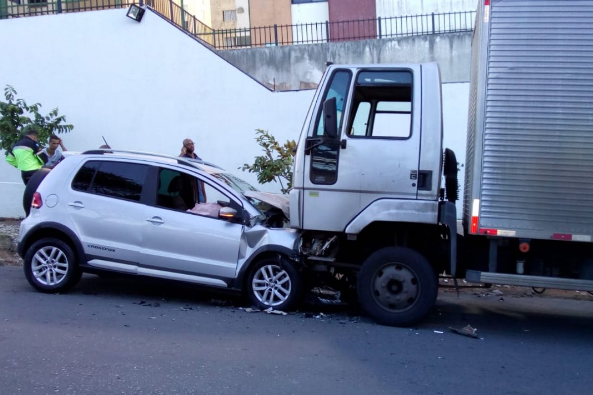 [Batida entre carro e caminhão deixa uma vítima ferida na Boca do Rio]