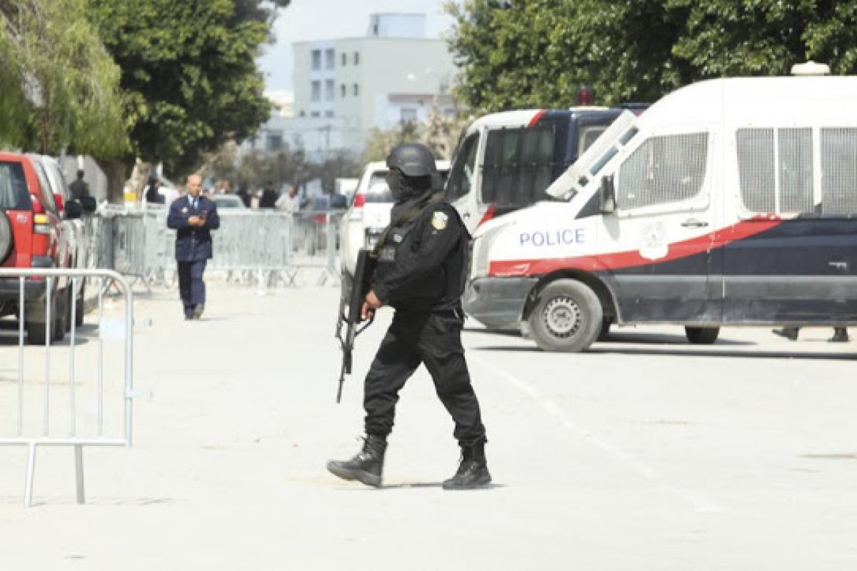 [Atentados na Tunísia têm como alvo as forças de segurança]