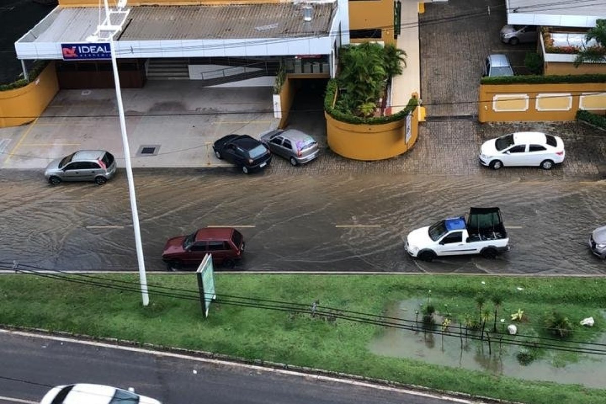 [Codesal registra mais de 200 ocorrências após fortes chuvas em Salvador]