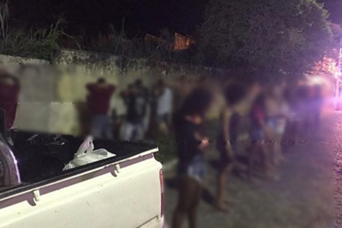 [Polícia apreende veículo com 20 jovens que seguiam para 'Covidfest', em Ipiaú, na Bahia]