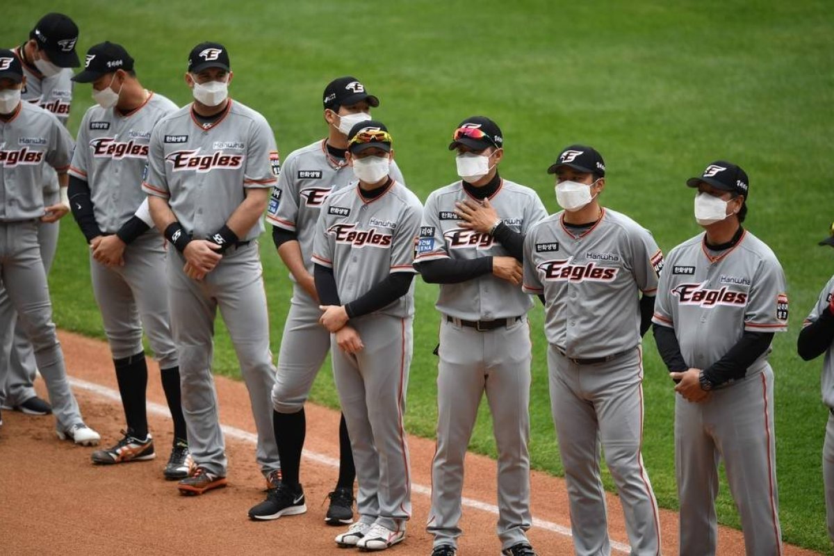 [Coreia do Sul inicia temporada da liga de beisebol com portões fechados]