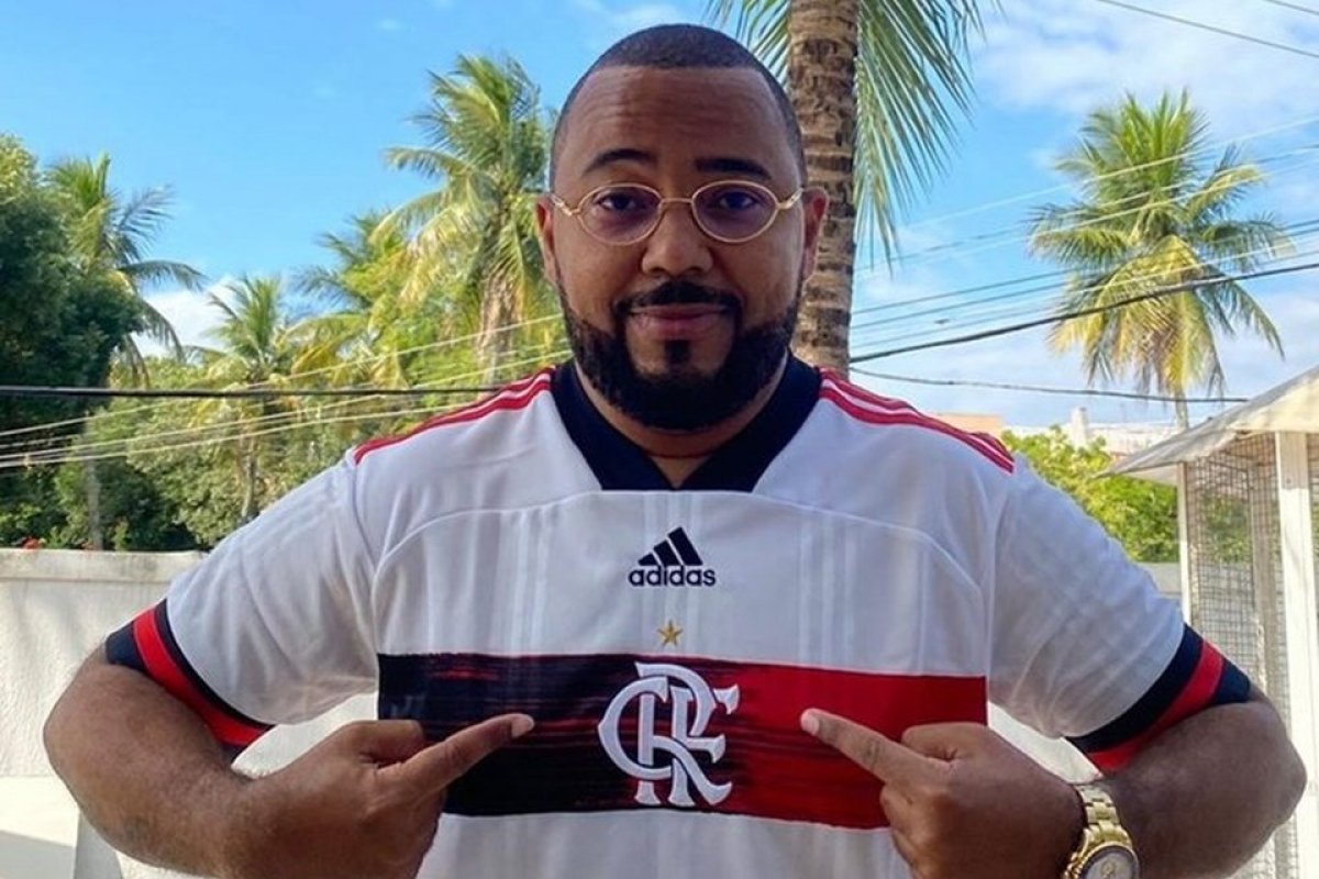 [Antes de ser lançada, Dudu Nobre exibe nova camisa do Flamengo e em seguida deleta do Instagram]