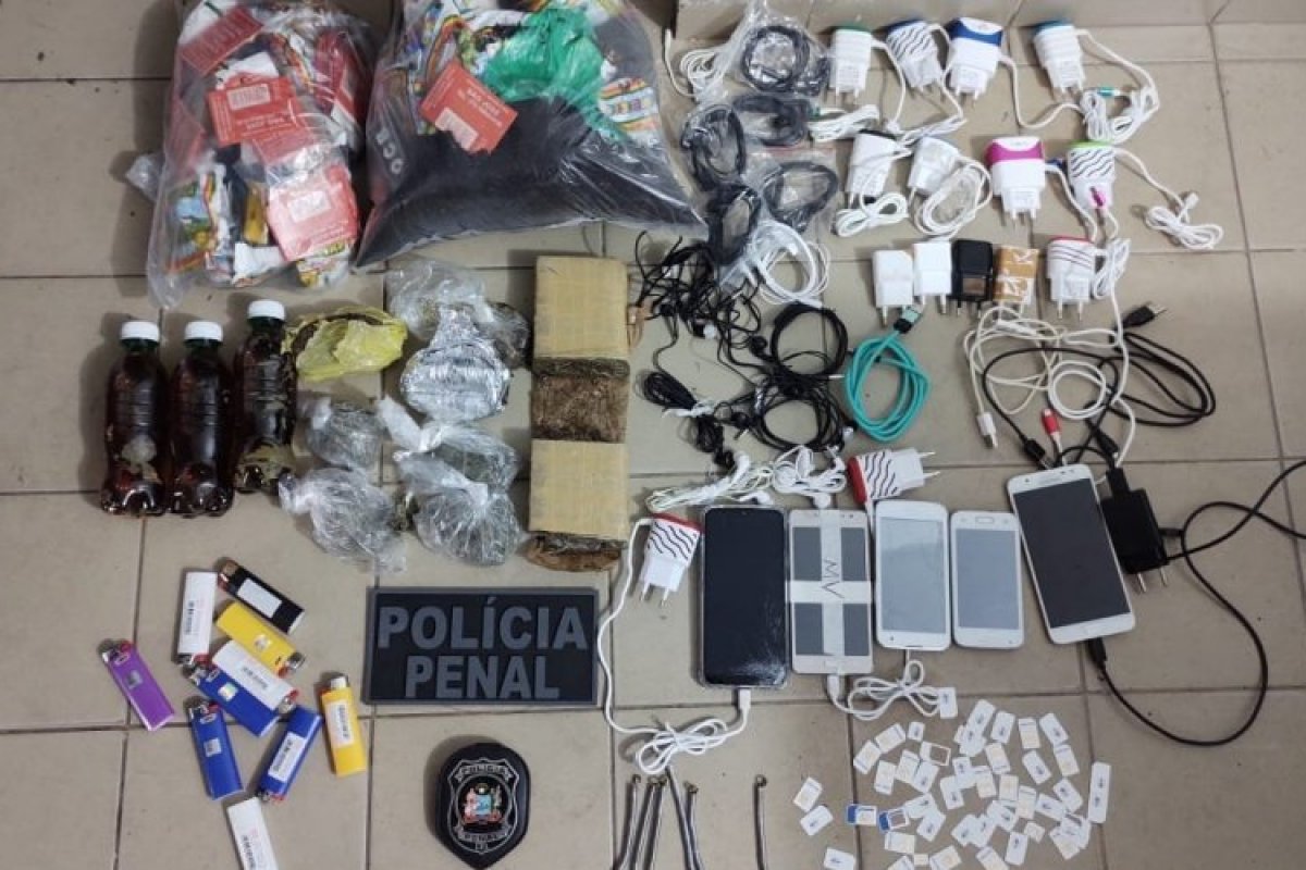 [Polícia encontra dez pacotes com drogas, celulares, carregadores e outros itens arremessados no Presídio de Salvador]
