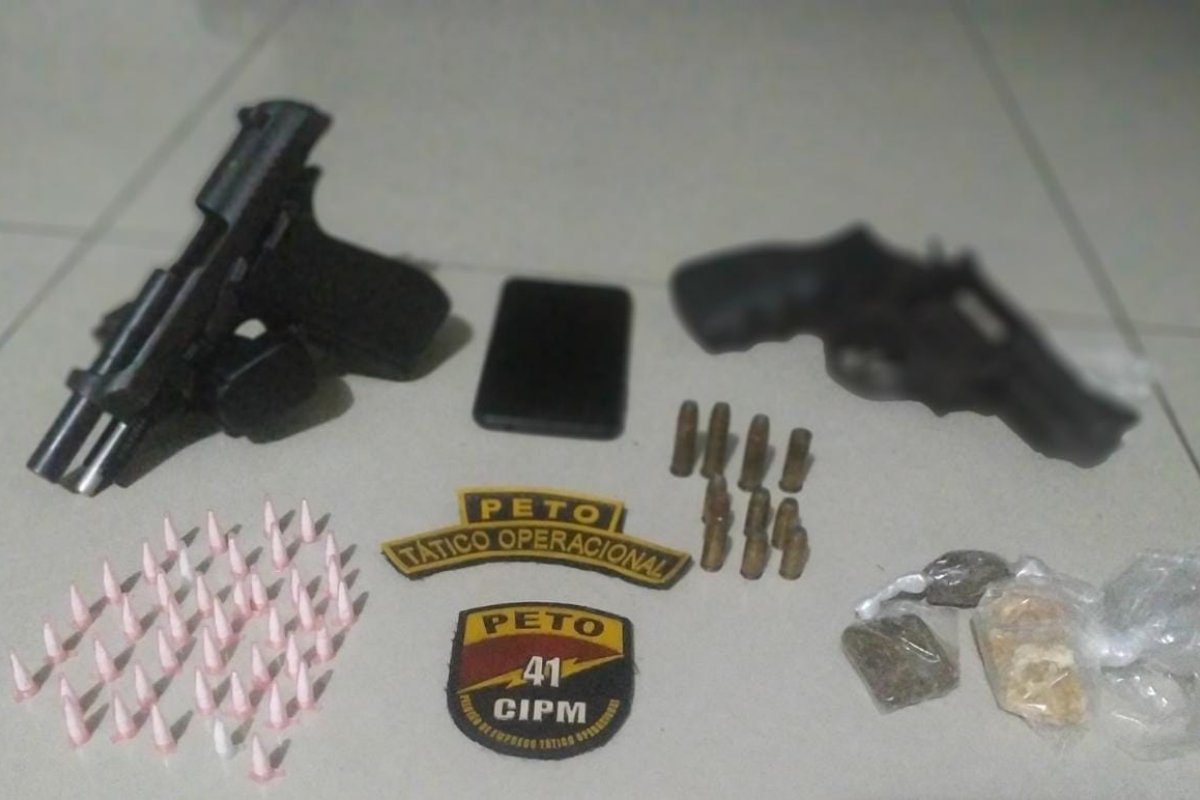 [Homens são encontrados pela PM com armas e drogas no Calabar, em Salvador]