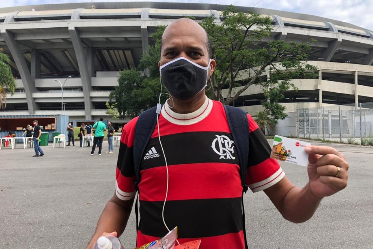 [Flamengo distribui máscaras e auxílio para ambulantes afetados pela pandemia]