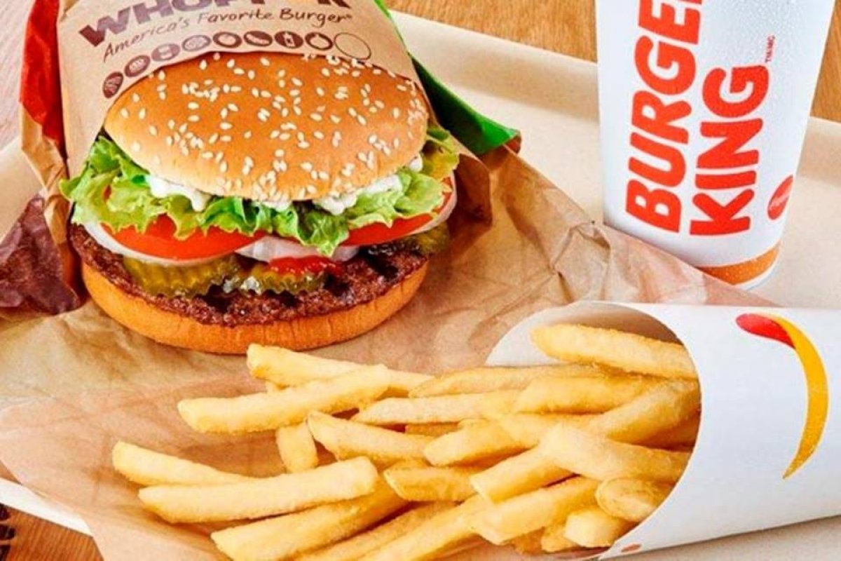 [Rede de fast food lança campanha para distribuição de hambúrguer para quem cumprir isolamento ]