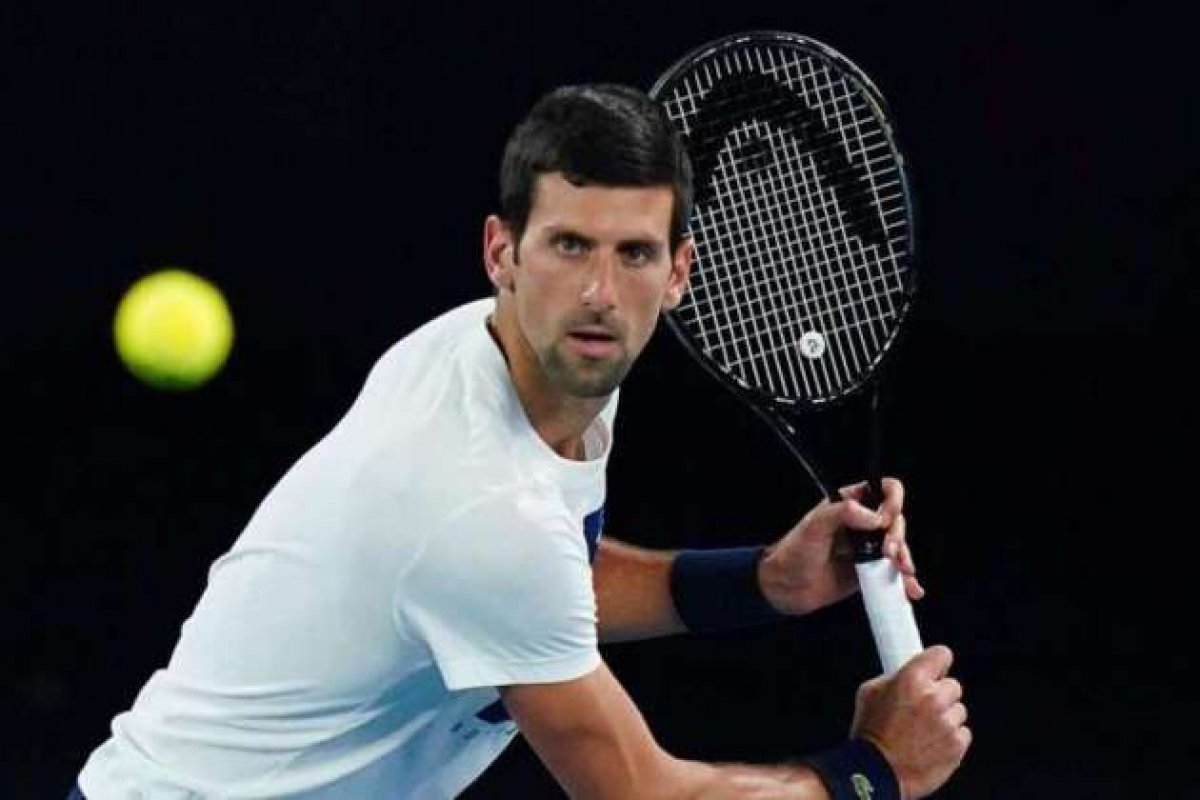 [Novak Djokovic testa positivo para coronavírus e se desculpa por torneio polêmico]