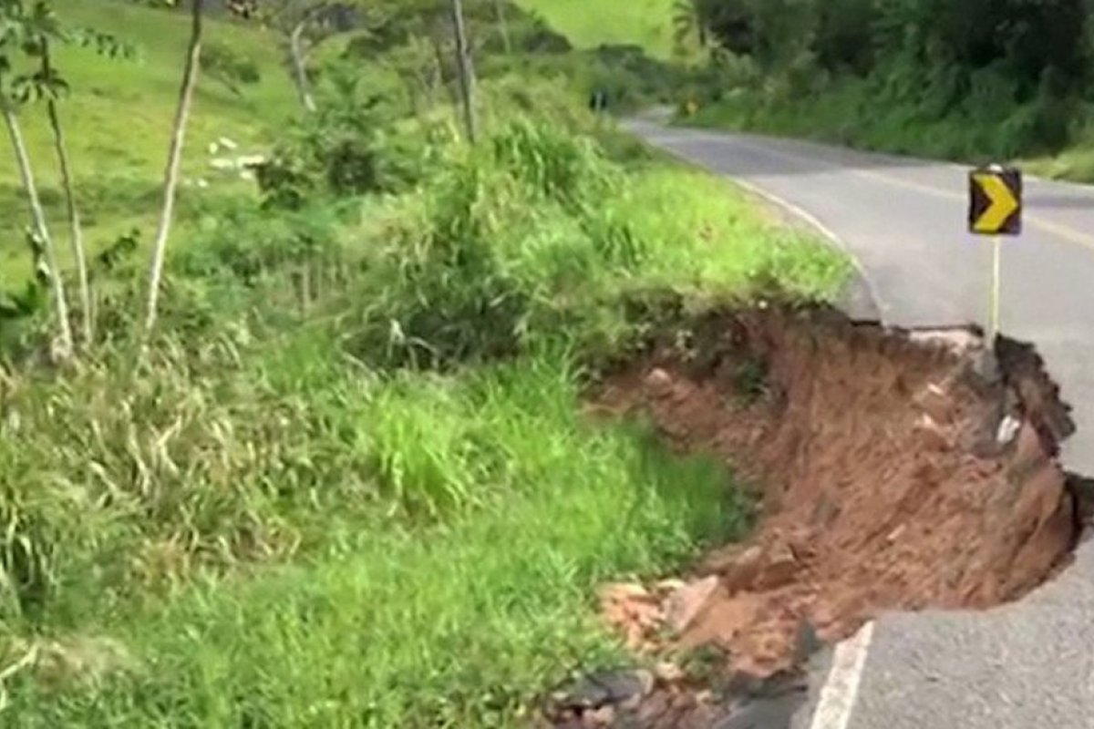 [Cratera em rodovia preocupa moradores da região de Santo Amaro]