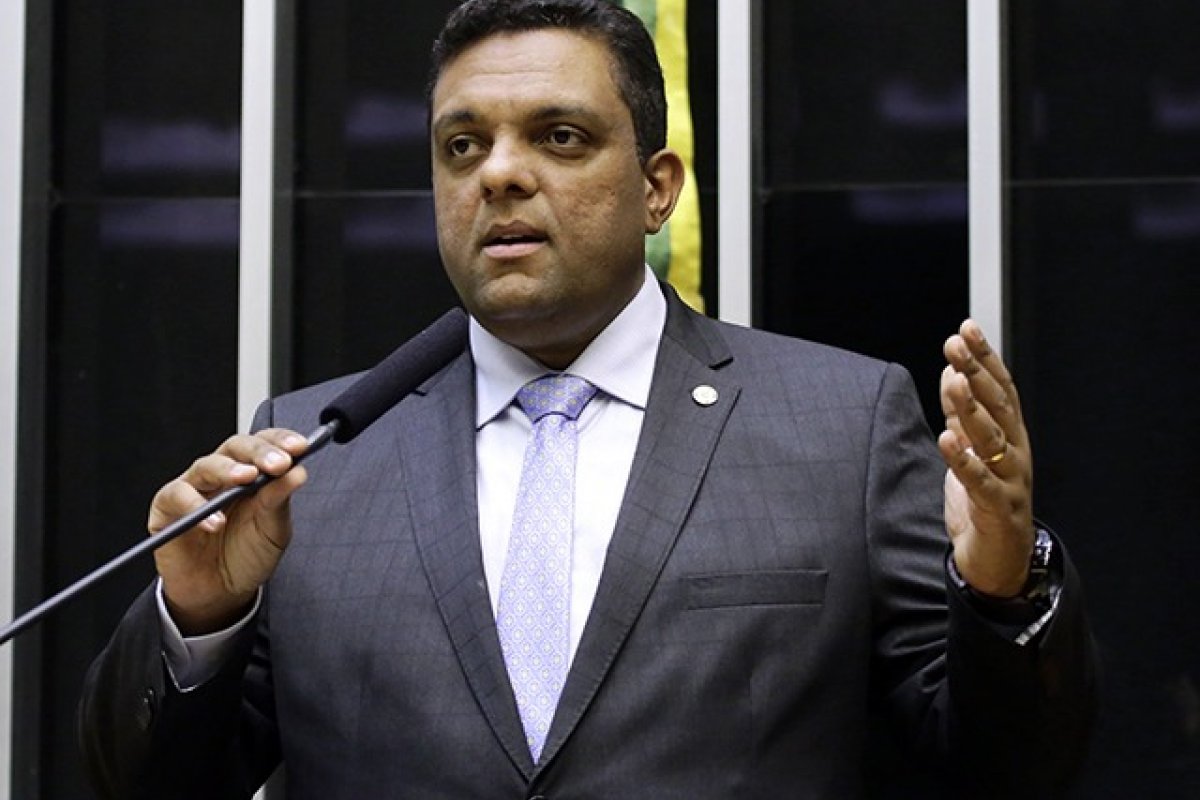 [ Juiz manda apagar ataques de deputado bolsonarista a Alexandre de Moraes]
