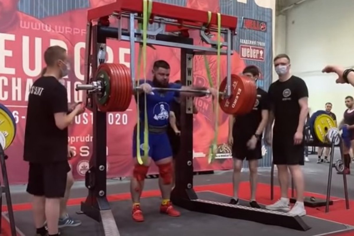 [Imagens fortes: atleta russo quebra duas pernas após tentar levantar peso com cerca de 400 quilos]