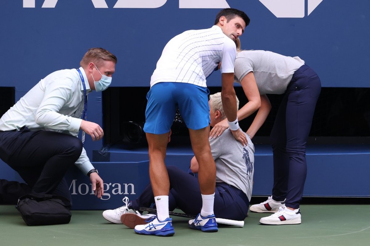 [Djokovic é desclassificado do US Open após acertar bolada em juíza]