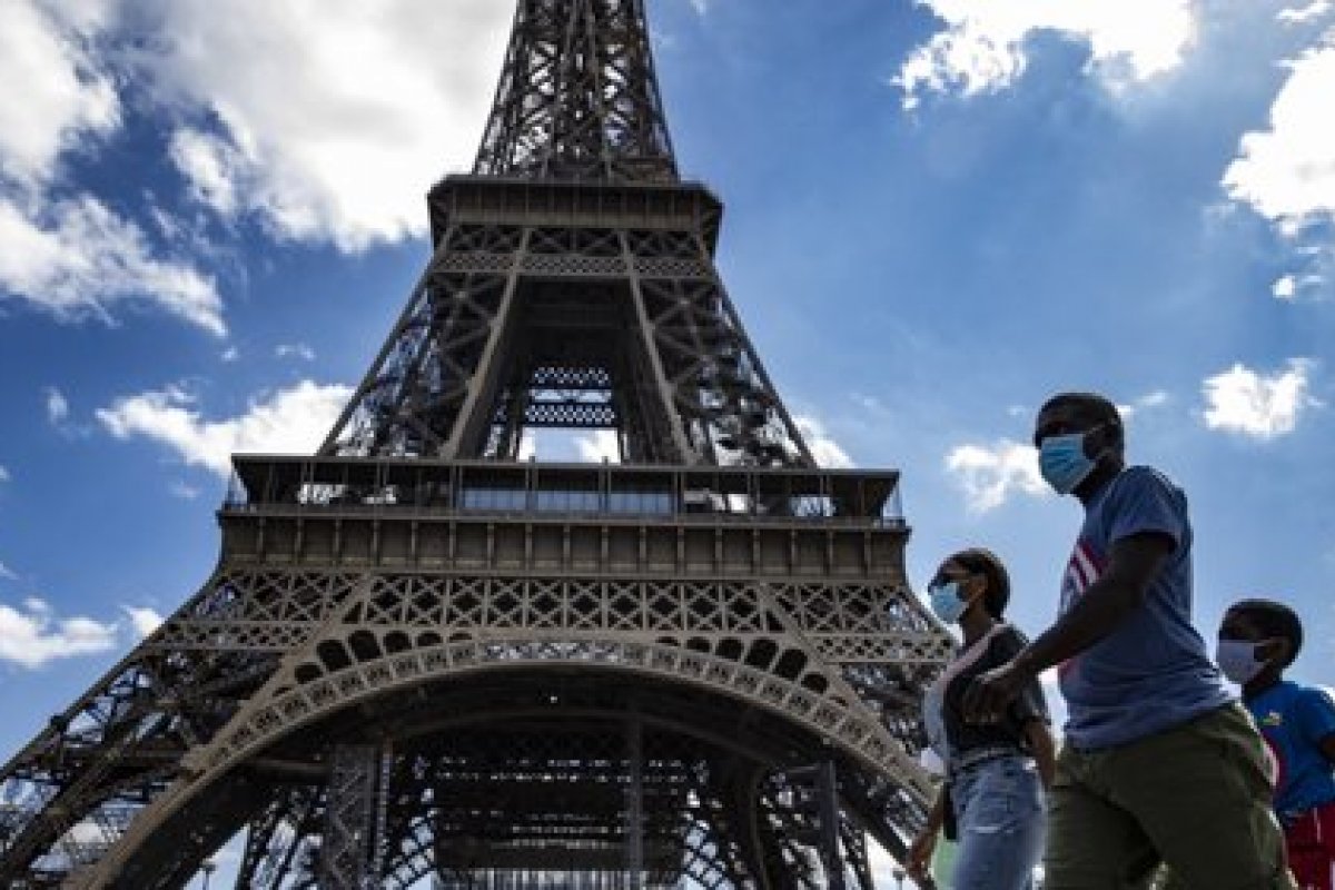 [Polícia francesa recebe denúncia de bomba na Torre Eiffel ]