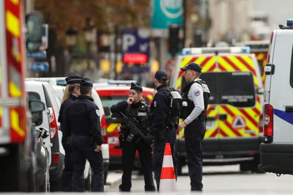 [Quatro pessoas ficam feridas em ataque com faca em Paris]