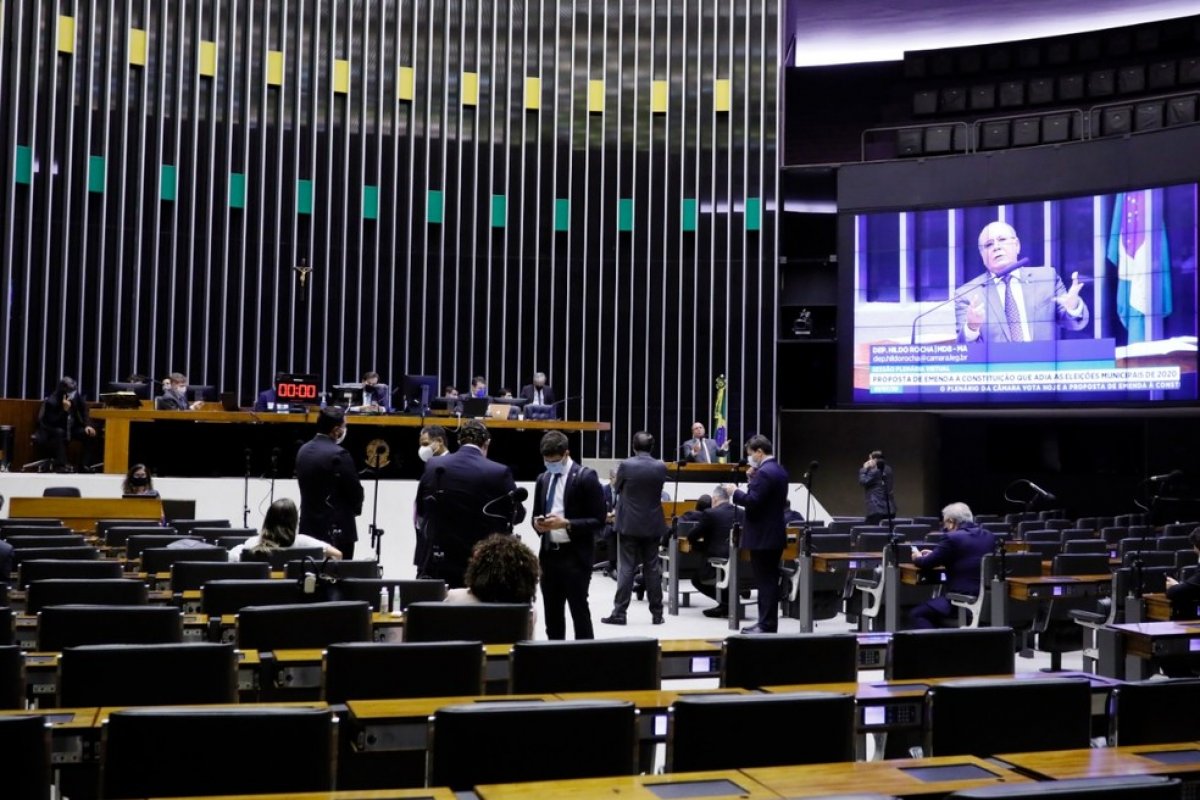 [Bolsonaro promove mudança de vice-líderes do governo na Câmara ]