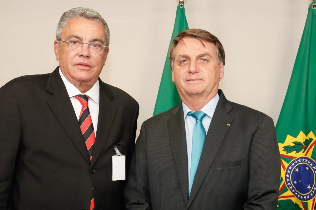 [Suspenso, Paulo Carneiro participa de reunião com Bolsonaro em Brasilia]