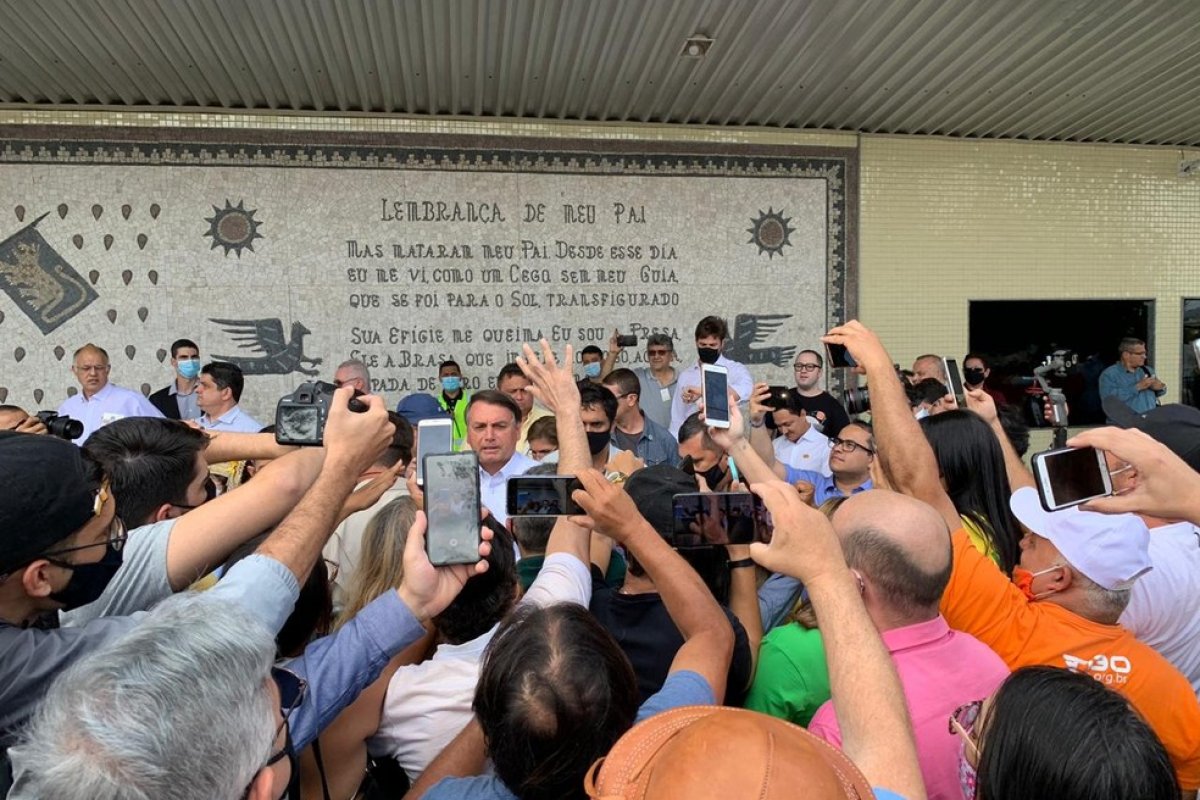 [Bolsonaro é recebido por multidão ao chegar em aeroporto de Campina Grande, na Paraíba]