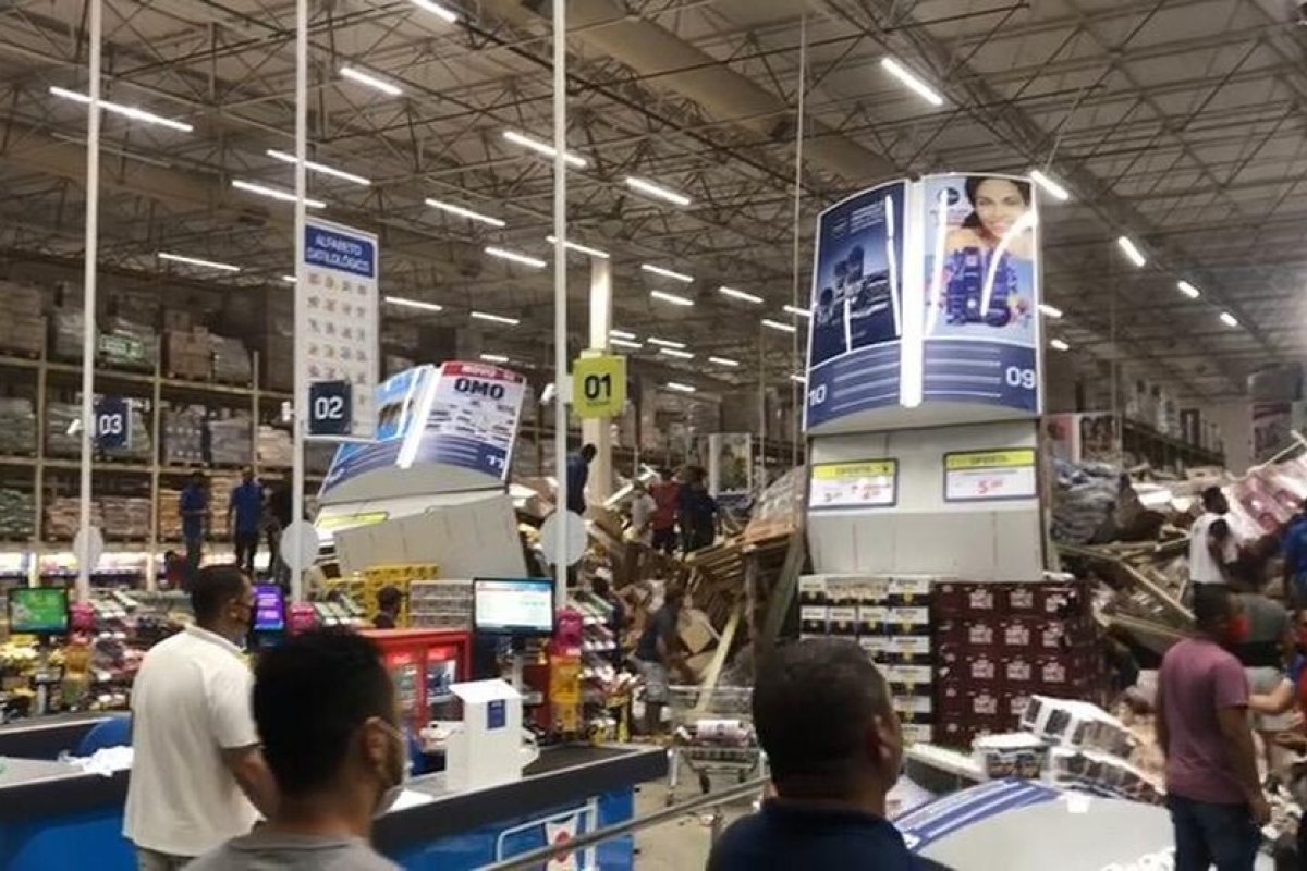 [Uma pessoa morreu em desabamento de prateleiras de supermercado em São Luís]