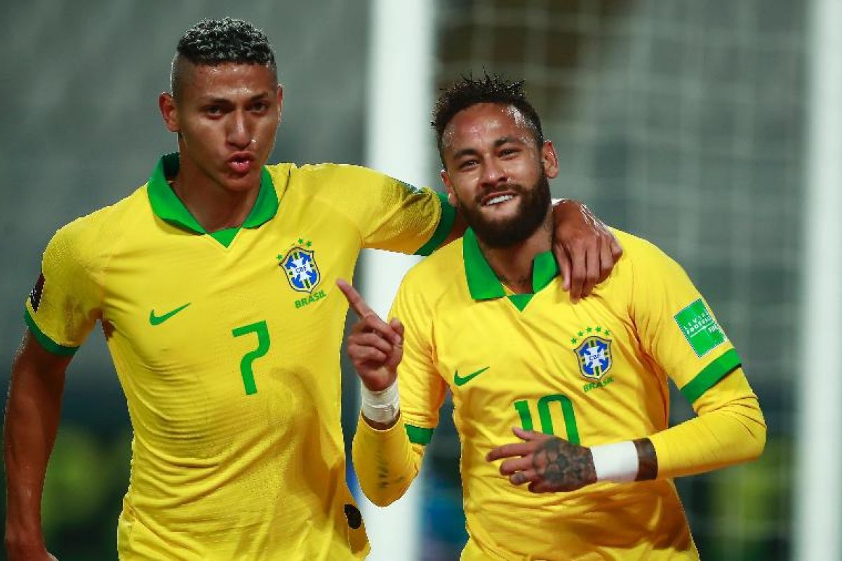 [Neymar faz hat-trick, Brasil faz quatro pra cima do Peru e alcança liderança das Eliminatórias]