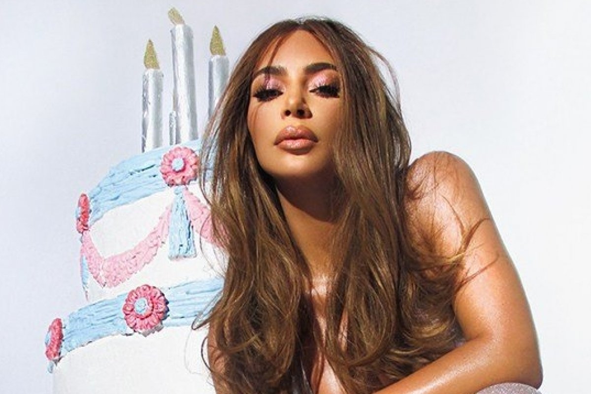 [Kim Kardashian comemora aniversário com nova coleção de maquiagem]