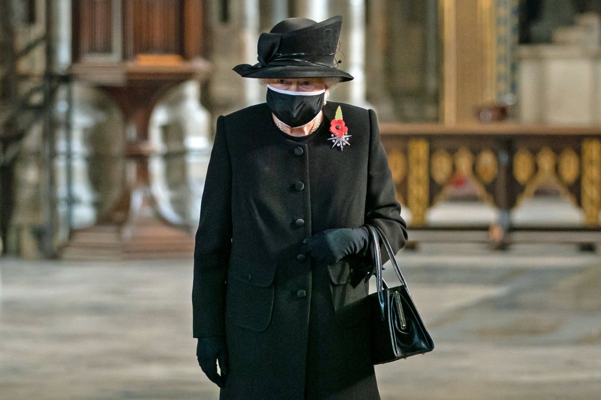 [Com um look black, Rainha Elizabeth II faz primeira aparição pública usando máscara]