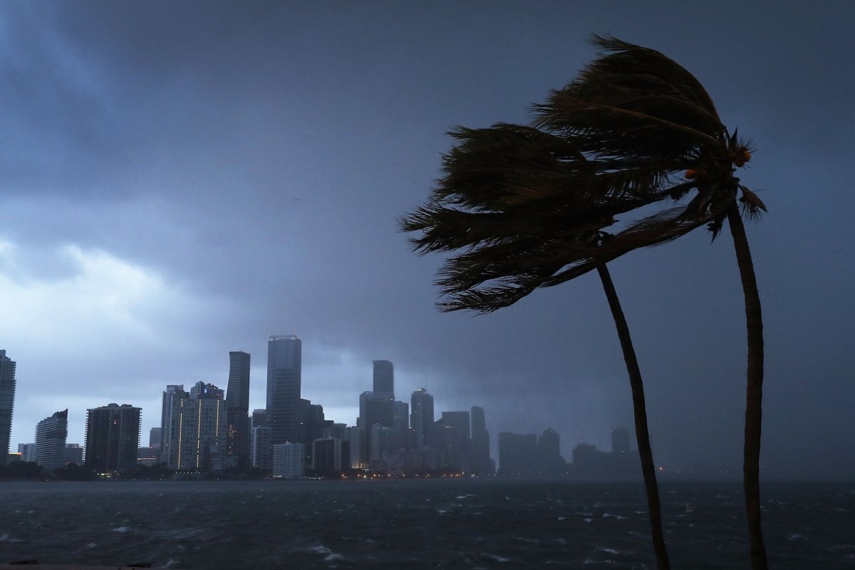 [Eta: Tempestade se aproxima da Flórida cm ventos de mais de 100 km/h]