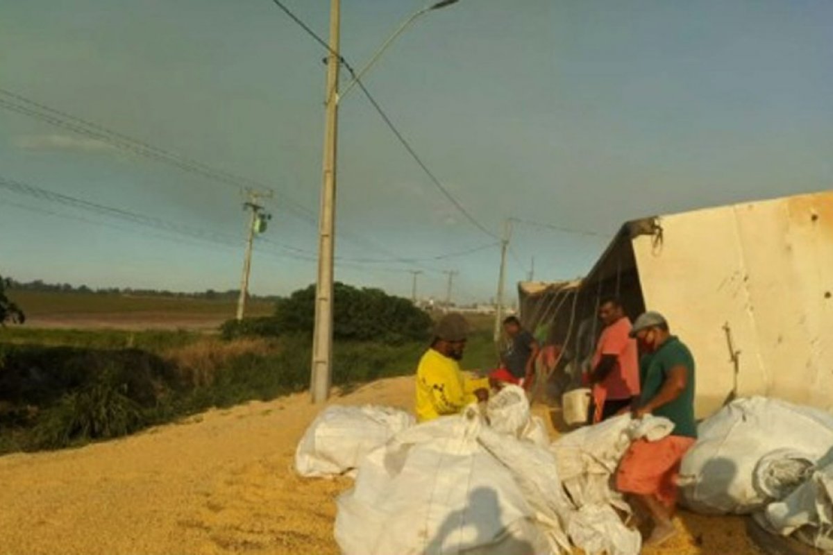 [Caminhão carregado com 35 toneladas de milho tomba no oeste da Bahia]