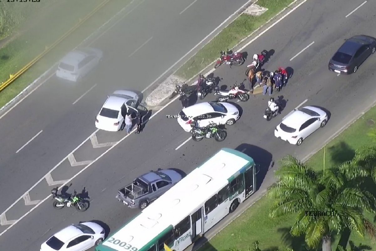 [Acidente deixa motociclista ferido na Avenida Tancredo Neves, em Salvador]