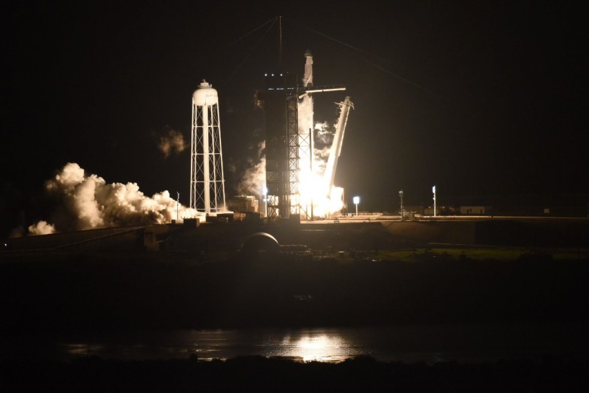 [Foguete da SpaceX decola com quatro astronautas rumo à Estação Espacial Internacional]