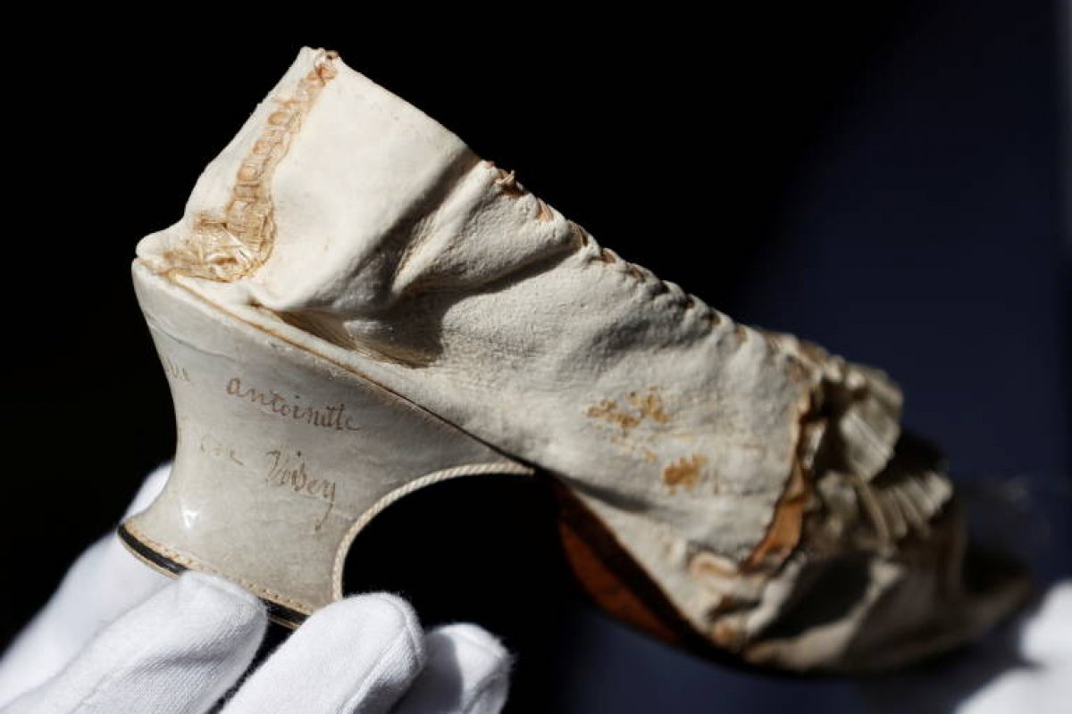 [Sapato da rainha francesa Maria Antonieta é vendido por mais de R$ 280 mil]