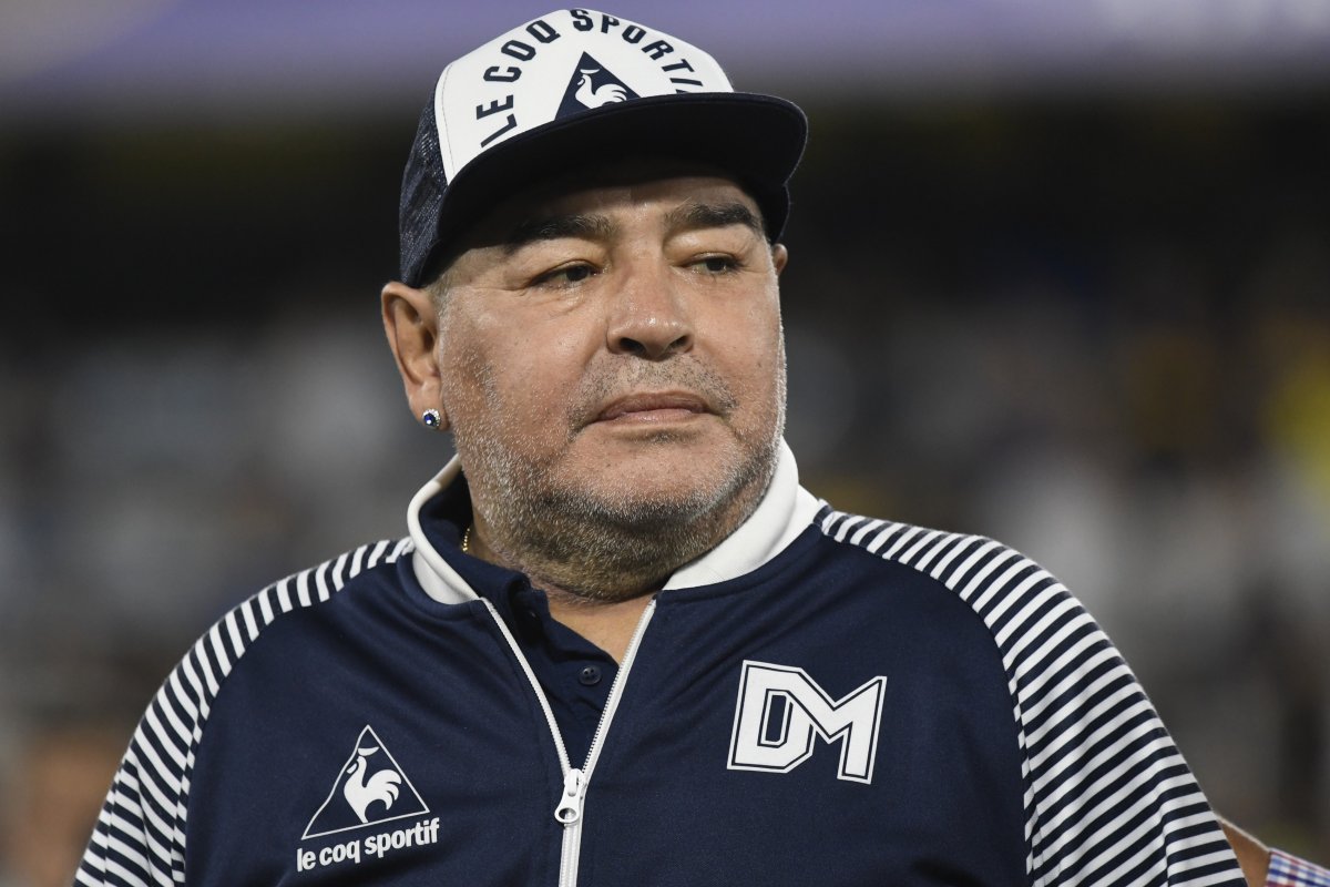 [Enfermeiros relatam que Maradona caiu e bateu a cabeça uma semana antes de morrer ]
