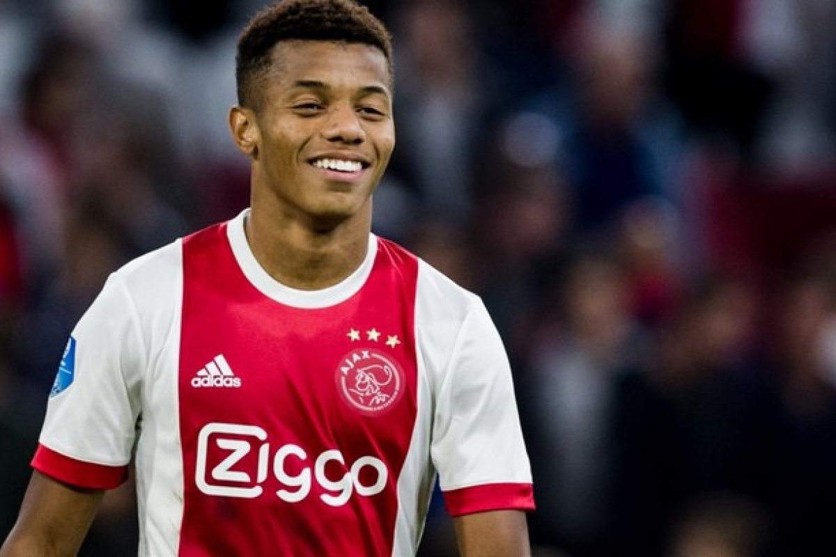 [David Neres frusta mercado e renova contrato com Ajax até 2023]