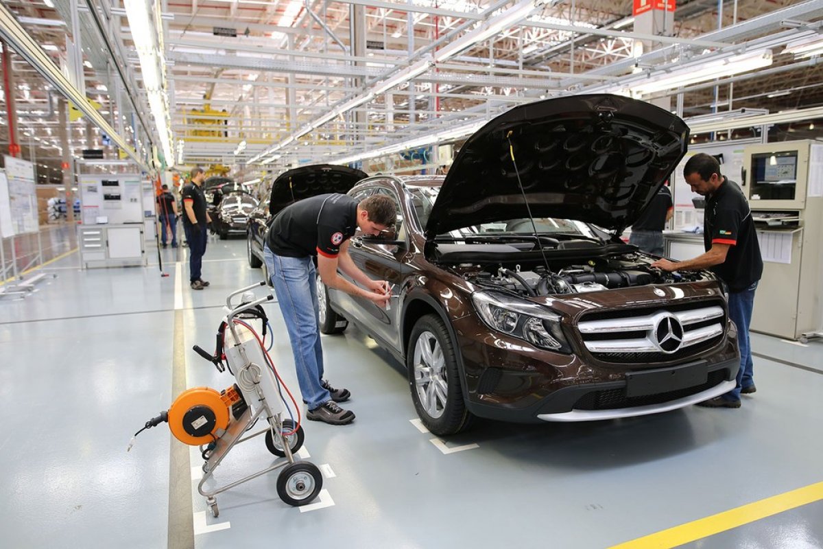 [Produção de automóveis da Mercedes-Benz no Brasil é encerrada devido à crise financeira ]