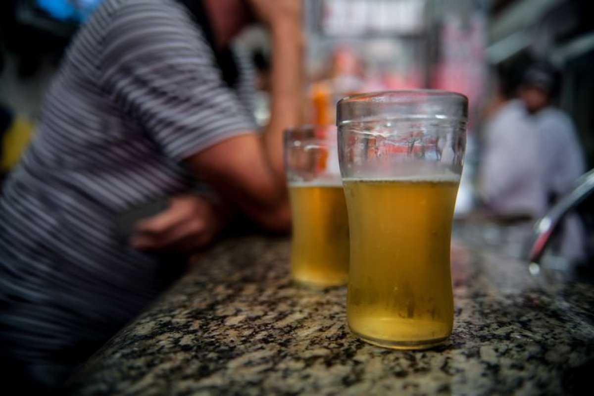 [Mais de dois milhões de brasileiros têm traços de dependência alcoólica]