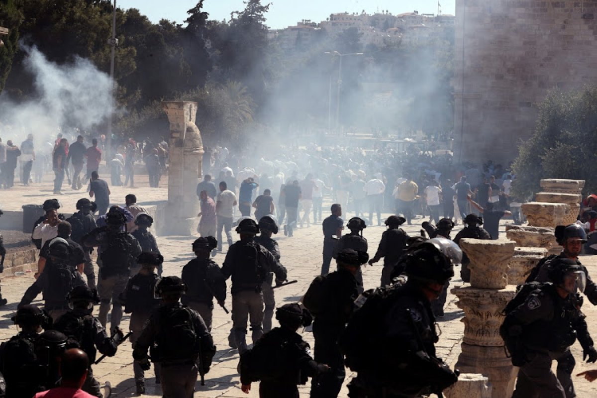 [Palestinos e polícia israelita entram em conflito durante evento religioso]