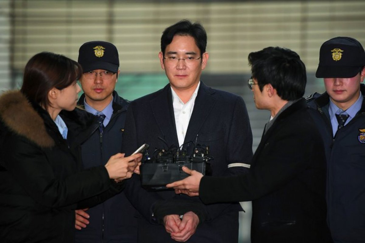 [Herdeiro da Samsung é condenado a mais de 2 anos de prisão por suborno ]