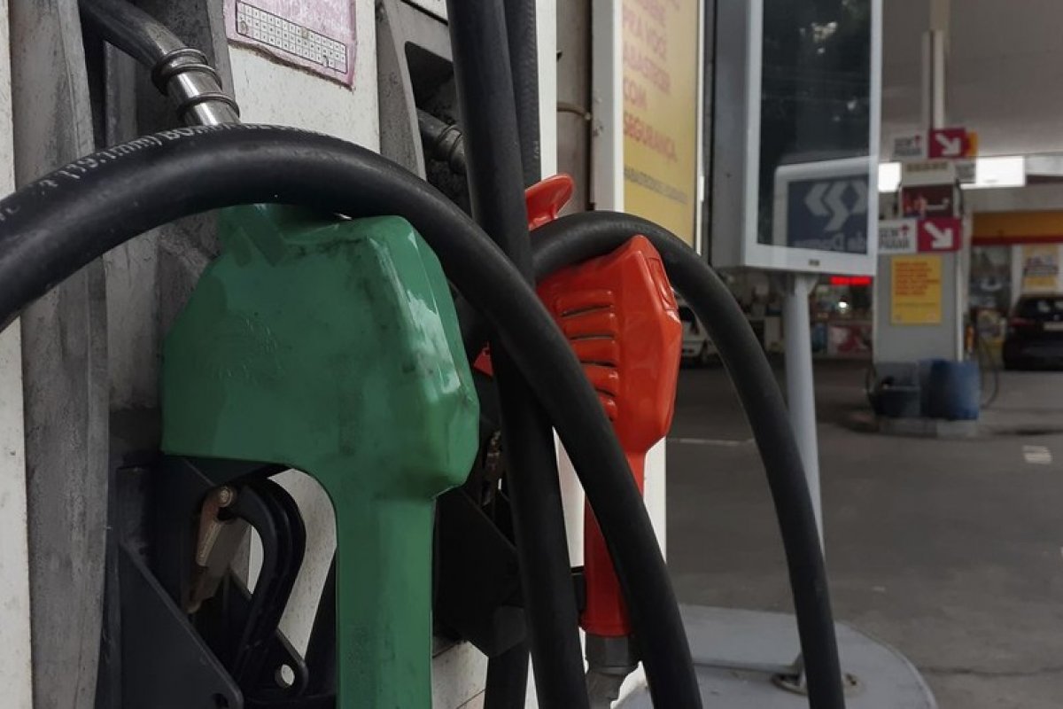 [Petrobras eleva preço da gasolina a partir da terça (19)]