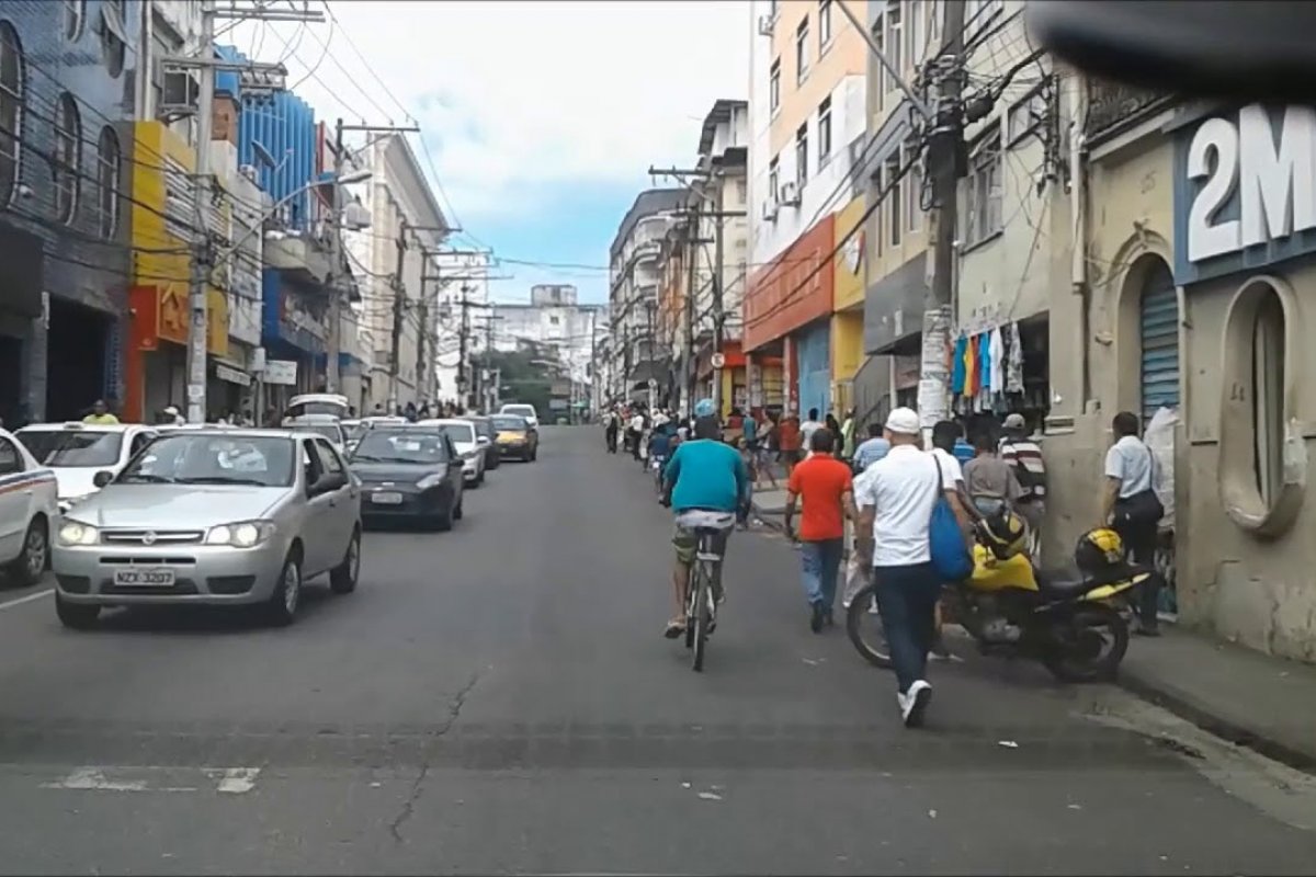 [Loja é saqueada após carro bater na porta do estabelecimento no bairro da Calçada, em Salvador]