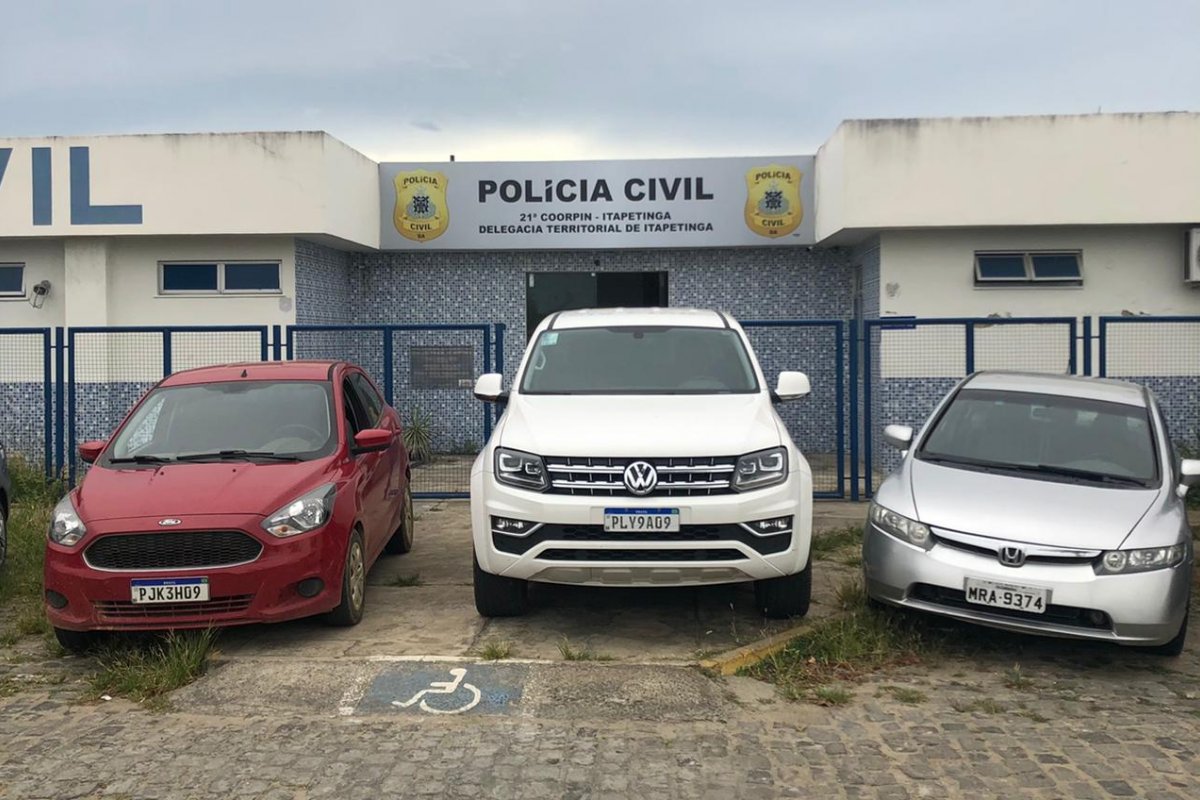 [Polícia aprrende carros roubados em Itapetinga, na Bahia]