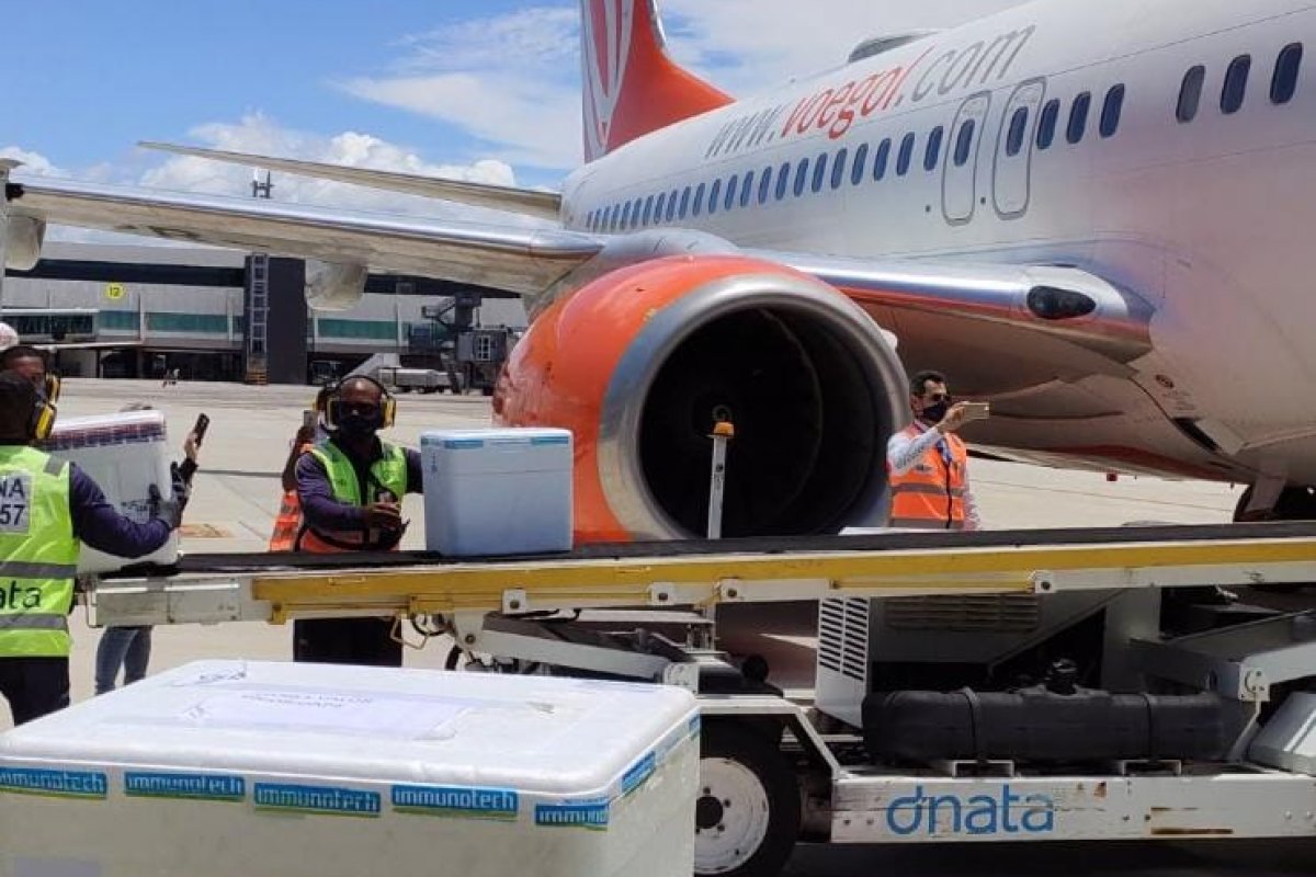 [Avião com quase 130 mil doses da vacina de Oxford chega à Bahia nesta quarta-feira (24)]