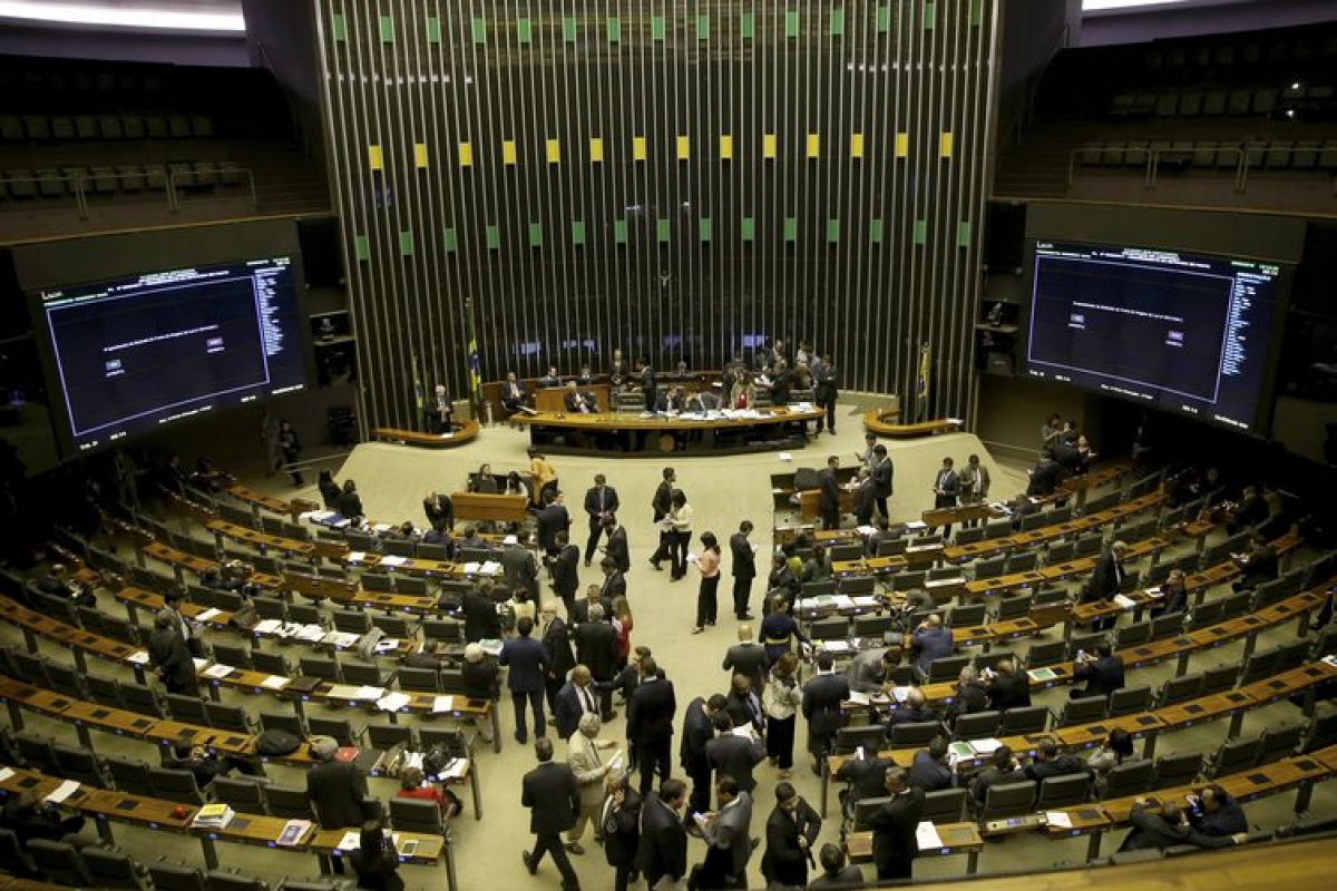 [Maioria dos deputados baianos votou a favor da PEC sobre imunidade parlamentar ]