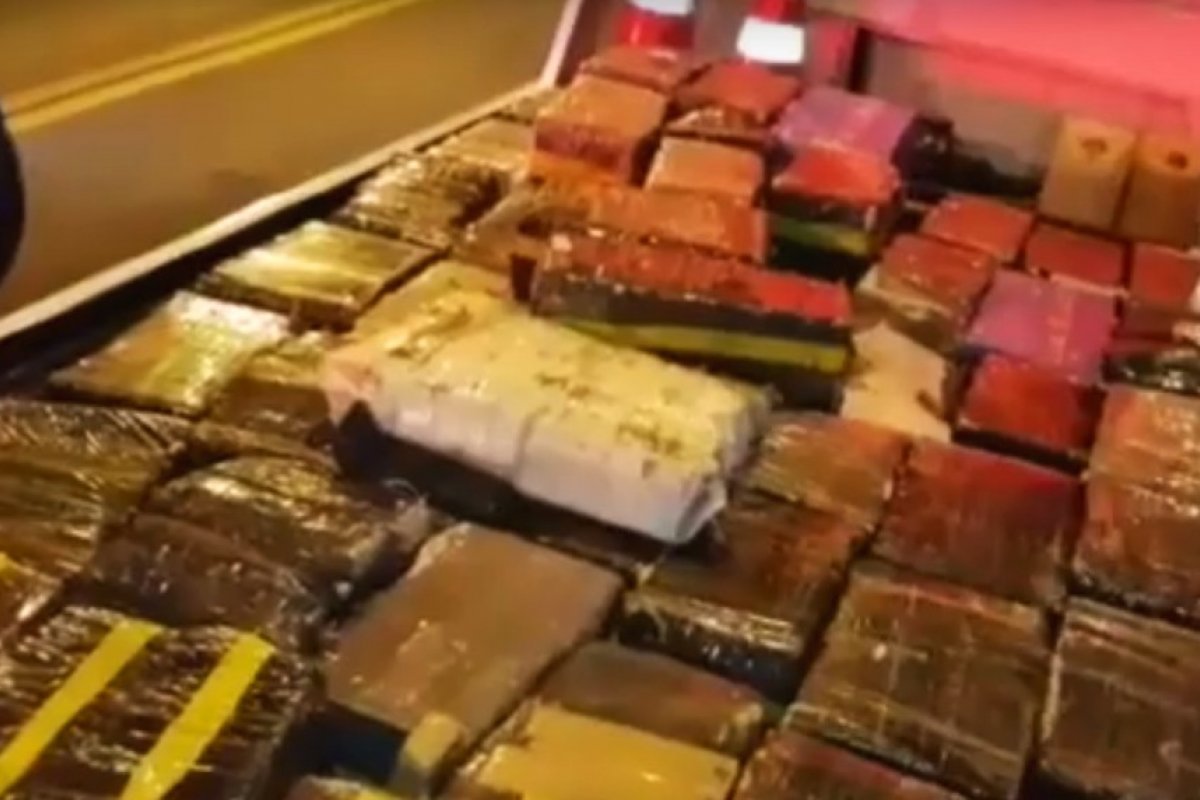 [Motorista de caminhão é preso em Jequié com 1,8 ton de drogas]