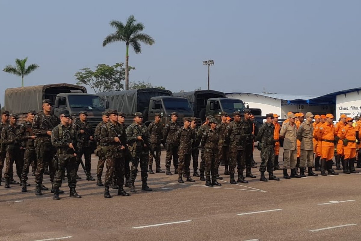 [Municípios de Rondônia já recebem militares para conter incêndios ]