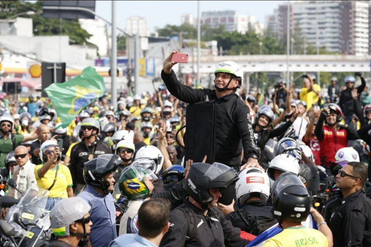 [Vídeo: Bolsonaro participa de passeio com apoiadores motociclistas neste domingo (23)]