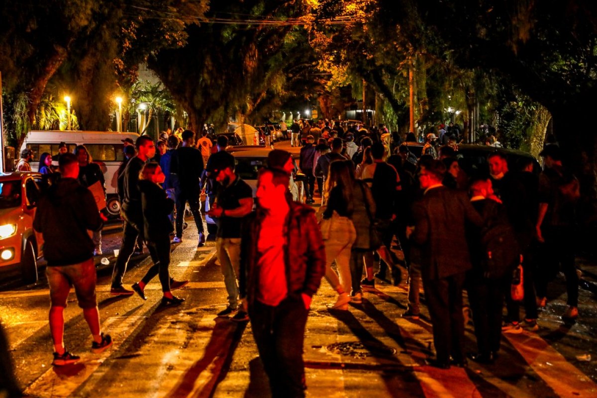 [Cerca de 800 pessoas são dispersas pela Guarda Municipal das ruas de Porto Alegre ]