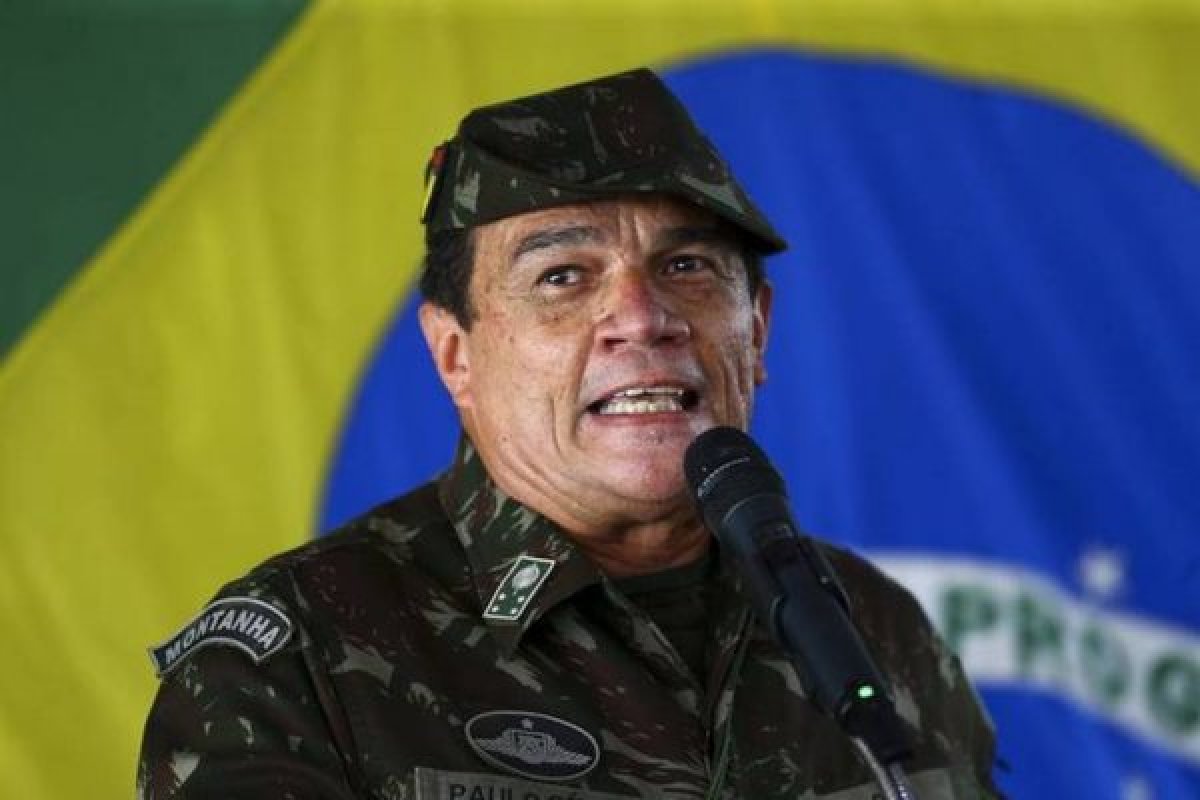 [Comandante do Exército nega influência de Bolsonaro em decisão de poupar Pazuello]