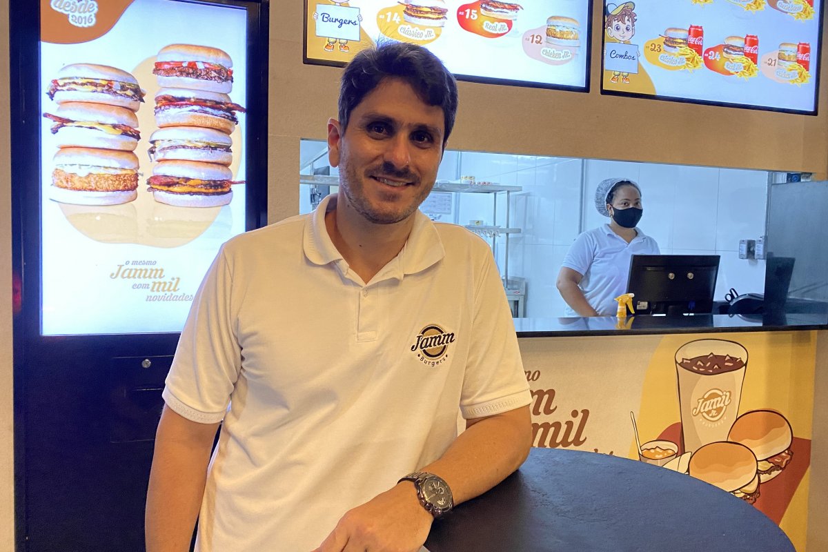 [Chef Jamil Acruz inaugura hamburgueria com sistema de autoatendimento e venda de smash burgers ]