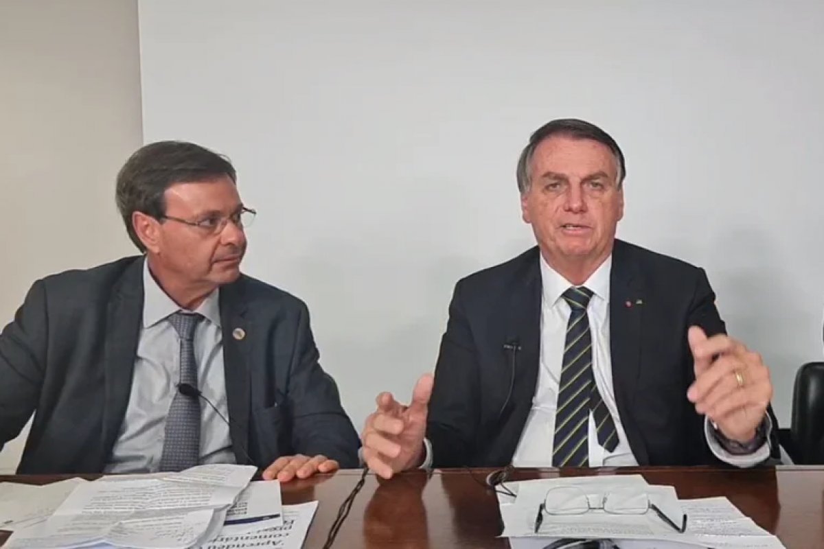 [Bolsonaro volta a defender voto imprenso e critica presidente do TSE ]