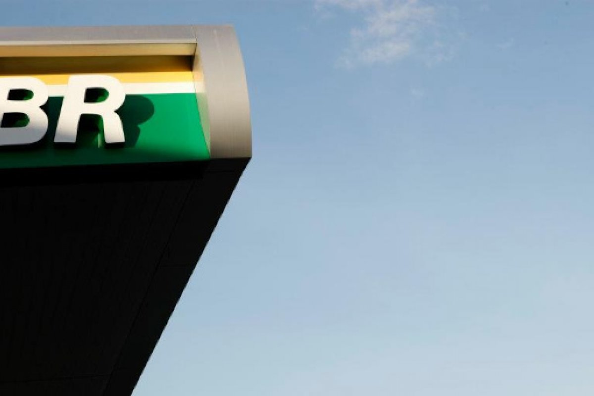 [Petrobras anuncia venda de 37,5% das ações da BR Distribuidora]