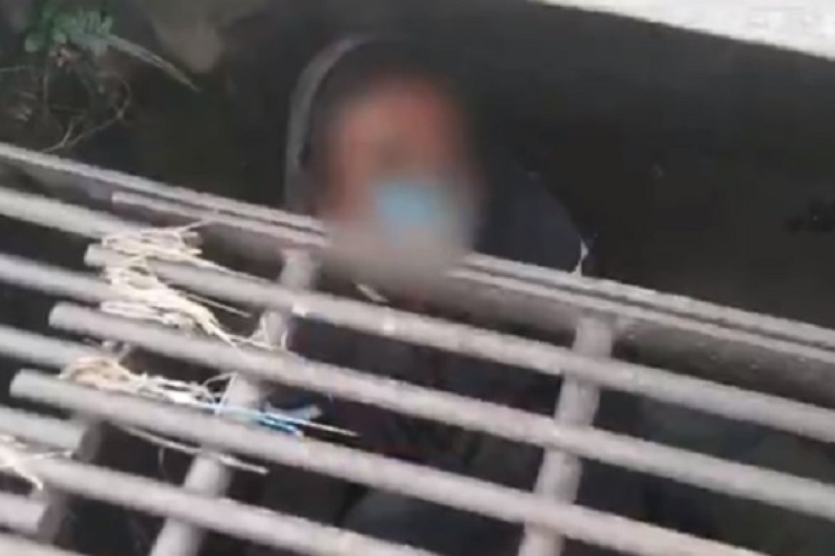 [Policiais encontram morador em situação de rua que dorme dentro de bueiro em Jundiaí (SP)]