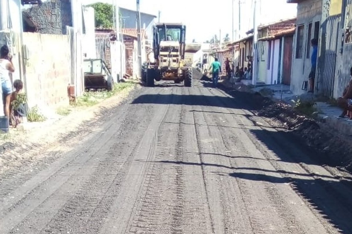 [CLN doa toneladas de asfalto de reuso para municípios que cercam a BA-099 ]